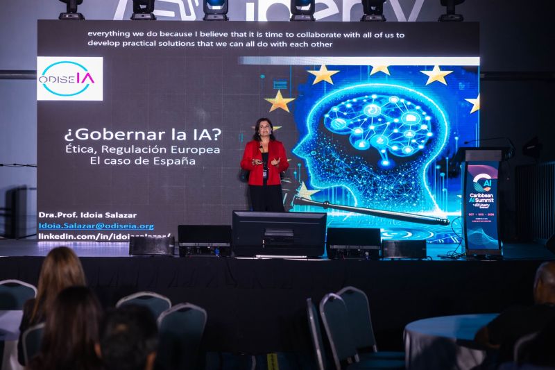 Idoia Salazar speaking on stage in front of a slide titled Gobernar la IA